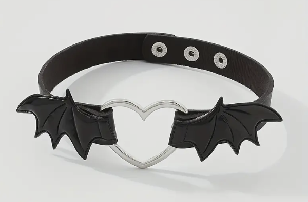 Femboy choker with heart and batwing design - Femboyzone